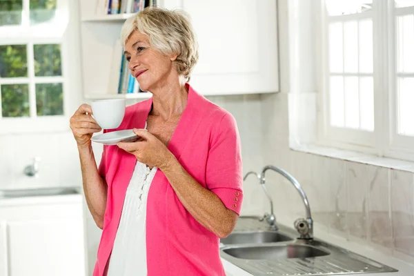 Tankeväckande senior kvinna med kaffe — Stockfoto