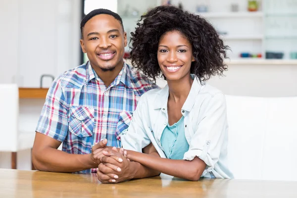 Couple assis ensemble dans la cuisine — Photo