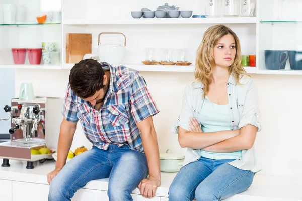 Casal jovem ignorando uns aos outros — Fotografia de Stock