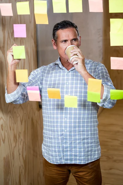 Man writing on sticky notes — Stock Photo, Image