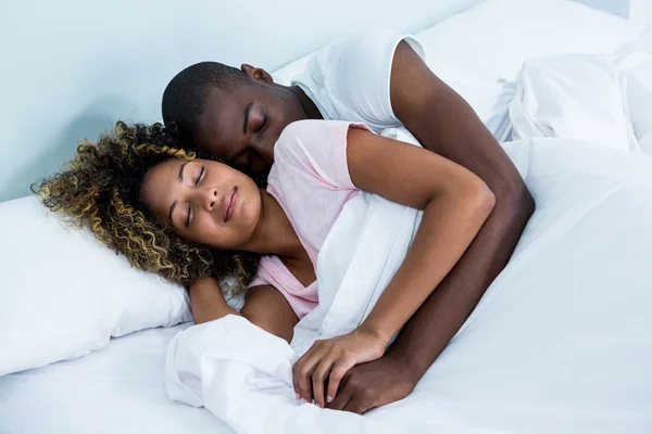 Pareja durmiendo juntos en la cama —  Fotos de Stock