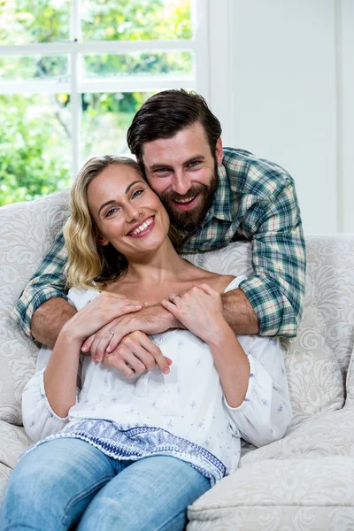 Van achteren omhelst vrouw man — Stockfoto