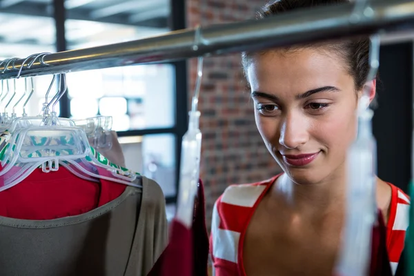 Selecteren van een kleding vrouw — Stockfoto