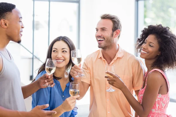 Amigos brindar copas de vino —  Fotos de Stock