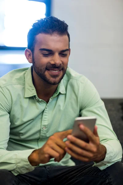 Mann SMS am Telefon — Stockfoto