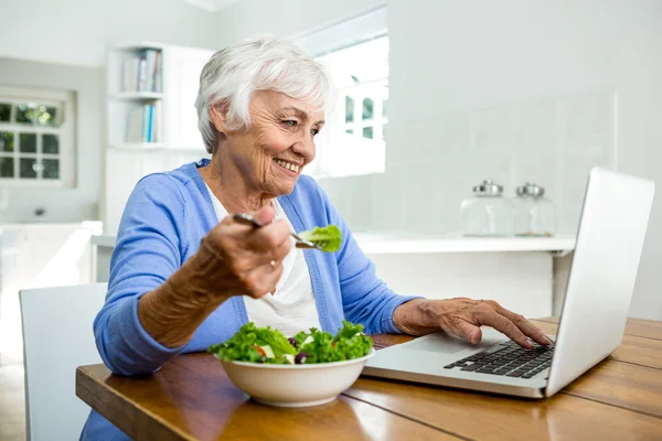 Mujer mayor comiendo ensalada — Foto de Stock
