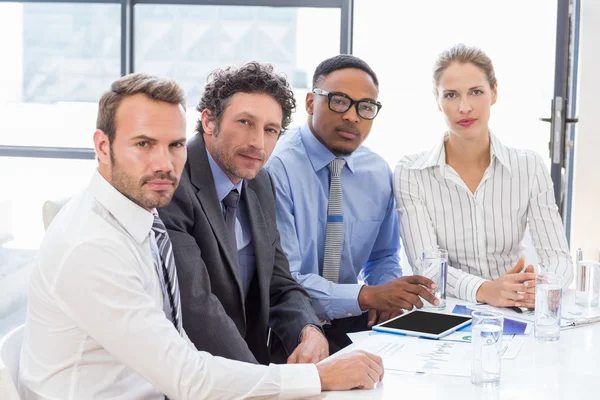 Företagare som sitter vid skrivbord — Stockfoto