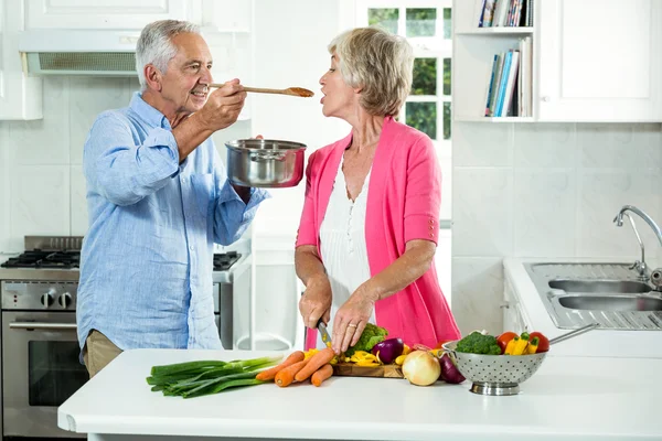 Senior füttert Frau mit Lebensmitteln — Stockfoto