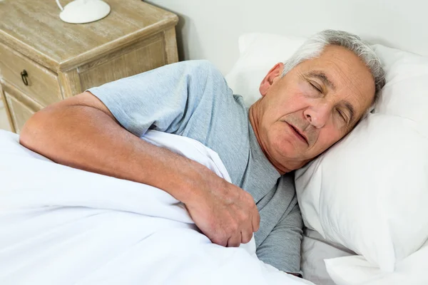 Viejo durmiendo. — Foto de Stock