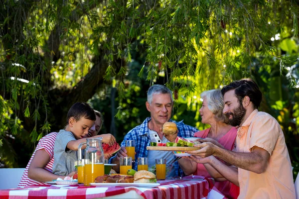 Família desfrutando enquanto tem comida — Fotografia de Stock