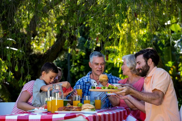 Familia disfrutando mientras come —  Fotos de Stock