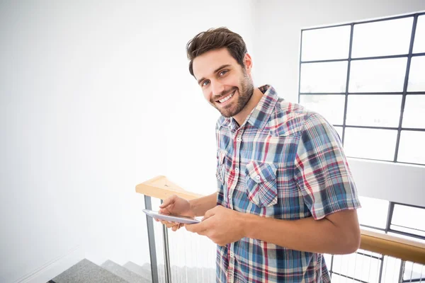 Man hålla Tablet PC hemma — Stockfoto