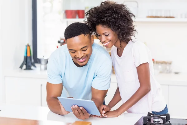 Casal feliz usando tablet — Fotografia de Stock