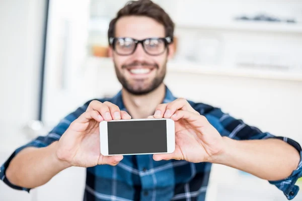 Man showing his mobile phone — Stock Photo, Image