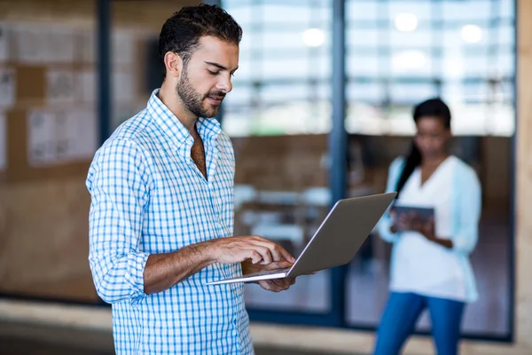 Young man using laptop — Stock Photo, Image