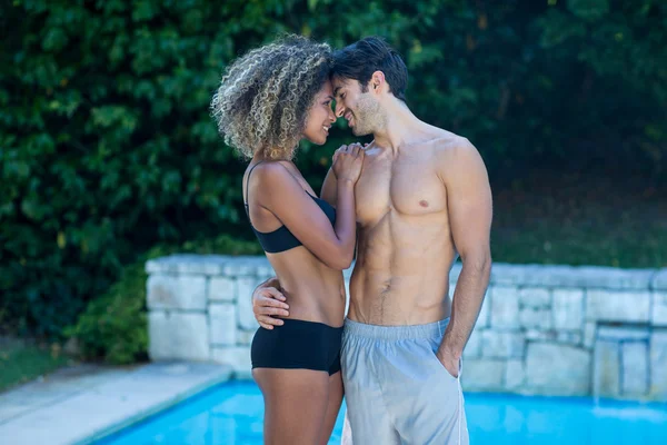 Pareja de pie cerca de la piscina — Foto de Stock