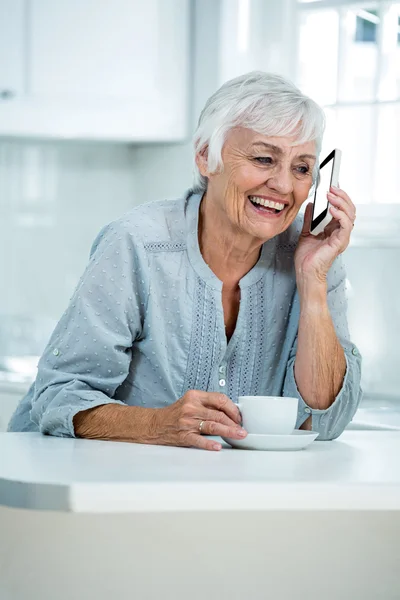 Aposentado mulher falando no telefone — Fotografia de Stock