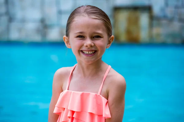 Dziewczynę stojącą przy basenie — Zdjęcie stockowe
