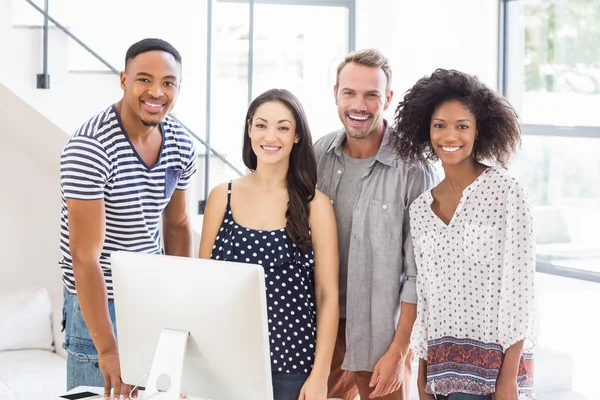 Les gens d'affaires souriant dans le bureau — Photo