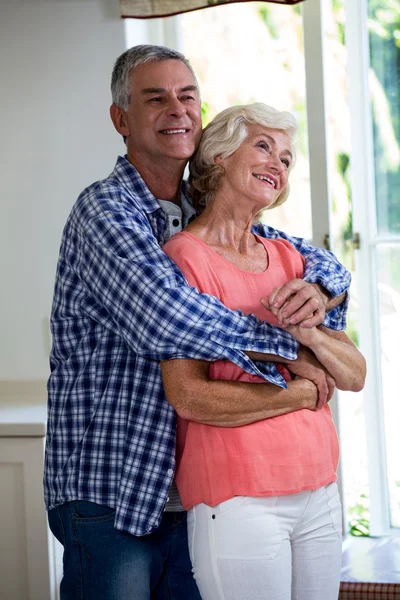 Paar omarmen in keuken — Stockfoto