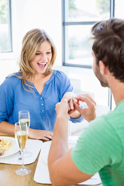 Homme cadeau doigt bague à femme — Photo