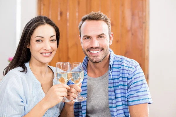 Casal brindar copos de vinho em casa — Fotografia de Stock