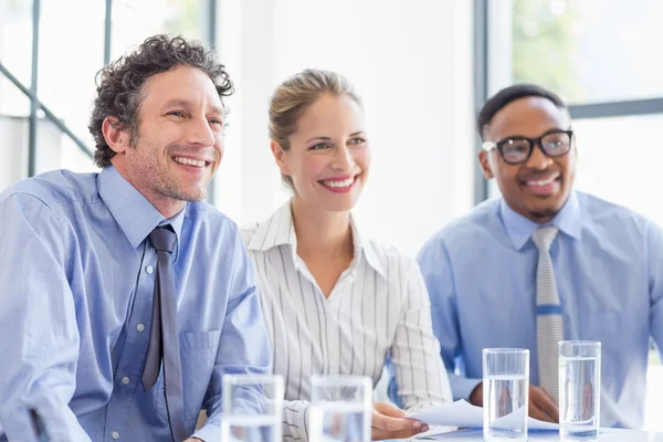 Biznesmeni uśmiechający się w spotkaniu — Zdjęcie stockowe