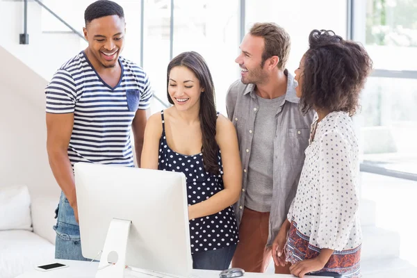 Les hommes d'affaires regardant l'ordinateur et souriant — Photo