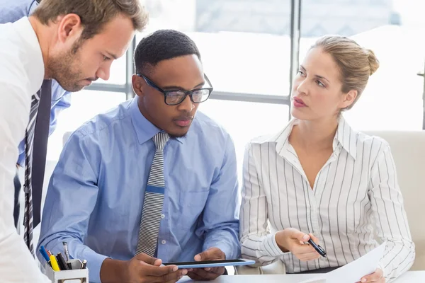 Compañeros de negocios discutiendo un informe — Foto de Stock