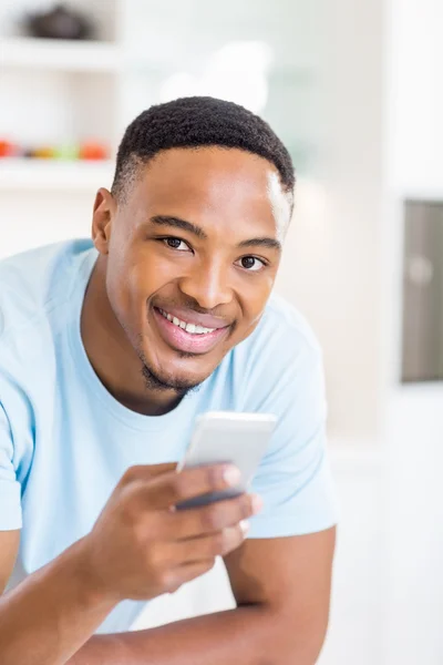 Homem feliz usando telefone celular — Fotografia de Stock