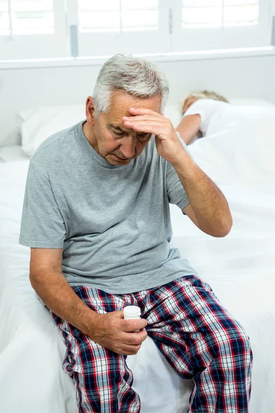 Senior man som lider av huvudvärk — Stockfoto