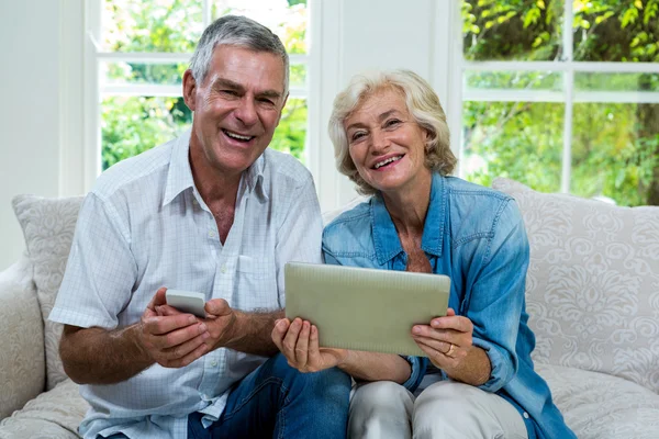 Par med tablett och mobiltelefon — Stockfoto