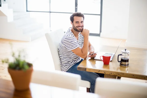 Man at desk in front of laptop — Stock Photo, Image