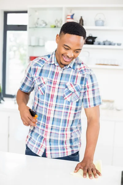 Man aanrecht schoonmaken — Stockfoto