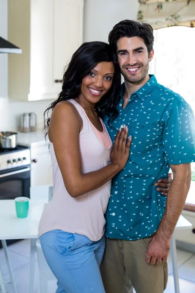 Pareja abrazándose en la cocina —  Fotos de Stock