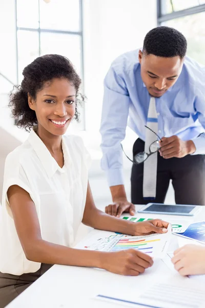 Ondernemers kijken naar rapporten in vergadering — Stockfoto