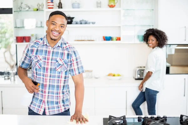 Pareja joven de pie en la cocina —  Fotos de Stock