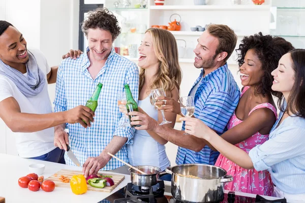 Amigos tostadas cerveza y vino —  Fotos de Stock