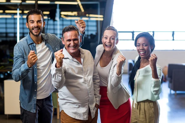 Compañeros de negocios animando — Foto de Stock