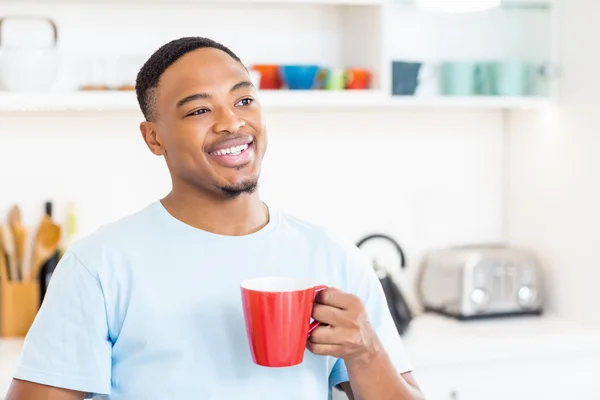 Hombre sosteniendo taza de café — Foto de Stock