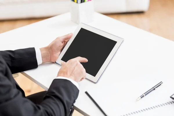Geschäftsmann nutzt Tablet am Schreibtisch — Stockfoto