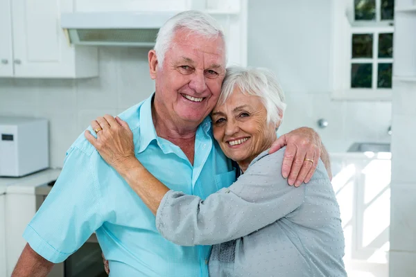 Affectueux couple de personnes âgées embrassant — Photo