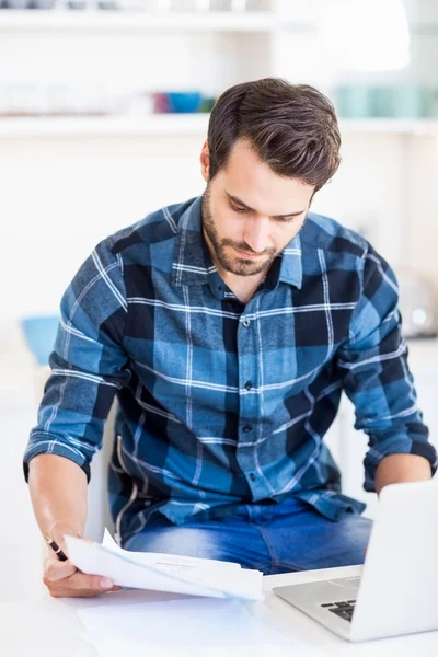 Man betala sin faktura online med laptop — Stockfoto