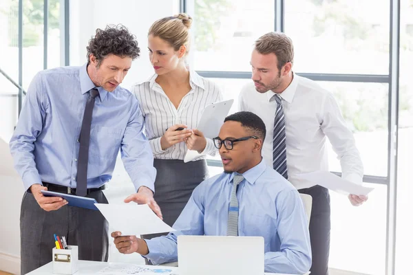 Compañeros de negocios discutiendo informe — Foto de Stock