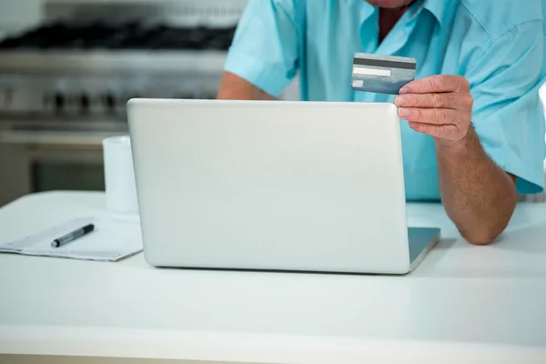 Homem fazendo compras online — Fotografia de Stock