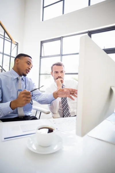 Les hommes d'affaires qui interagissent au bureau — Photo