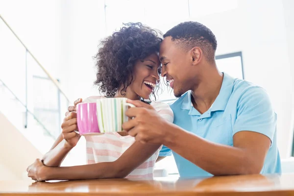 Casal feliz torrando caneca de café — Fotografia de Stock