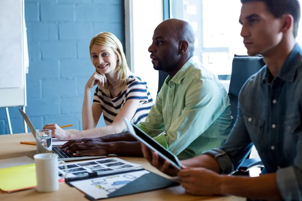 Colleagues sitting at their desk — Stock Photo, Image