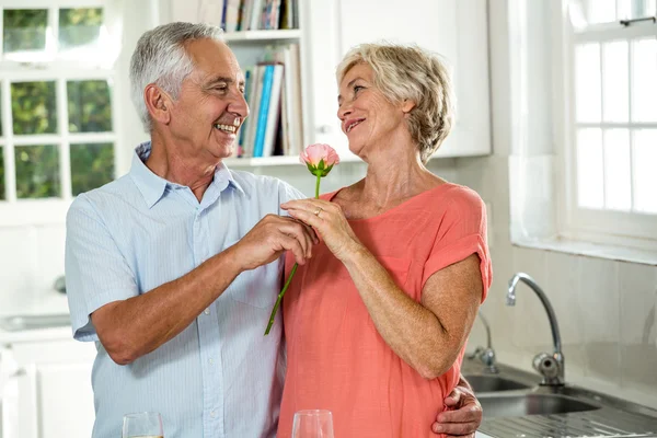 Senior man giving rose to woman — Stock Photo, Image