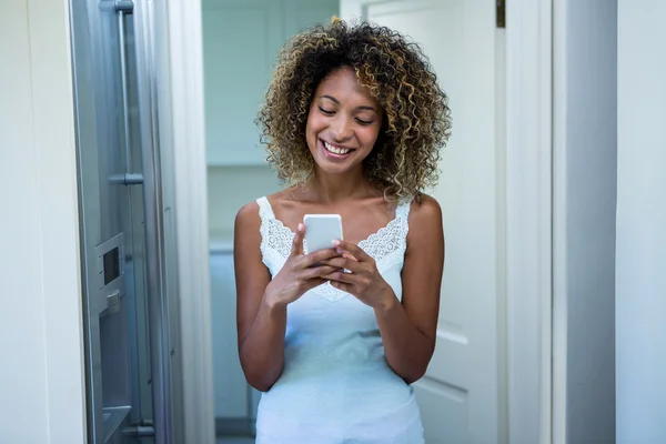 Mulher mensagens de texto no telefone — Fotografia de Stock